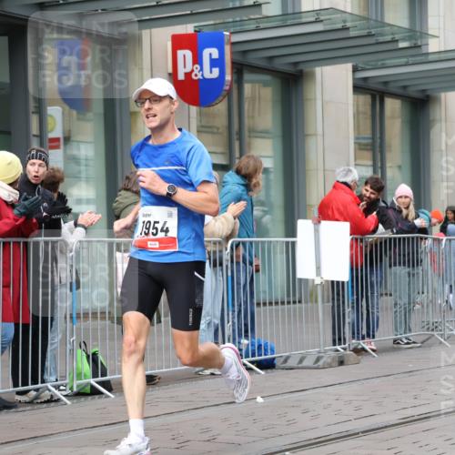 05.10.2025 - 20. swb-Marathon Bremen Strokosch-Dieckow http://msf.ph/oto/9290557 05.10.2025 12:36:43 Ziel 909, 953, 1954, 909, 953, 1954 meine-sportfotos.de