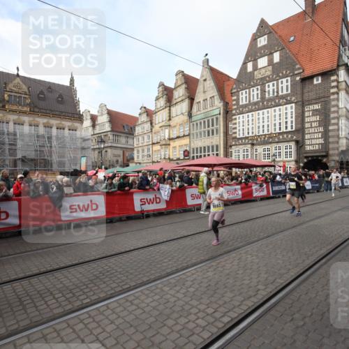 05.10.2025 - 20. swb-Marathon Bremen Yannick Fuchs http://msf.ph/oto/9290562 05.10.2025 10:50:04 Ziel 9676, 9693, 9803, 10543, 10868, 10946 meine-sportfotos.de