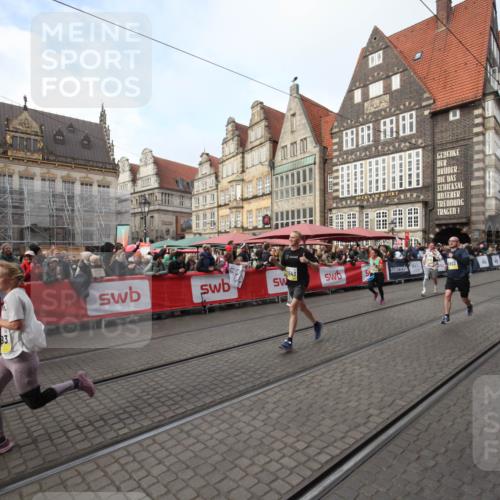 05.10.2025 - 20. swb-Marathon Bremen Yannick Fuchs http://msf.ph/oto/9290569 05.10.2025 10:50:05 Ziel 9676, 9693, 9803, 10543, 10868, 11621 meine-sportfotos.de