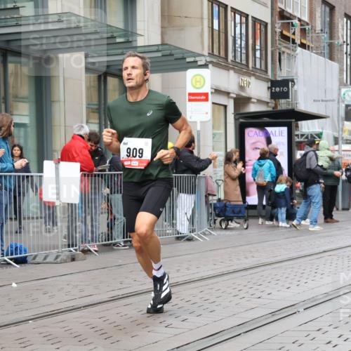05.10.2025 - 20. swb-Marathon Bremen Strokosch-Dieckow http://msf.ph/oto/9290573 05.10.2025 12:36:55 Ziel 302, 909, 953, 302, 909, 953 meine-sportfotos.de