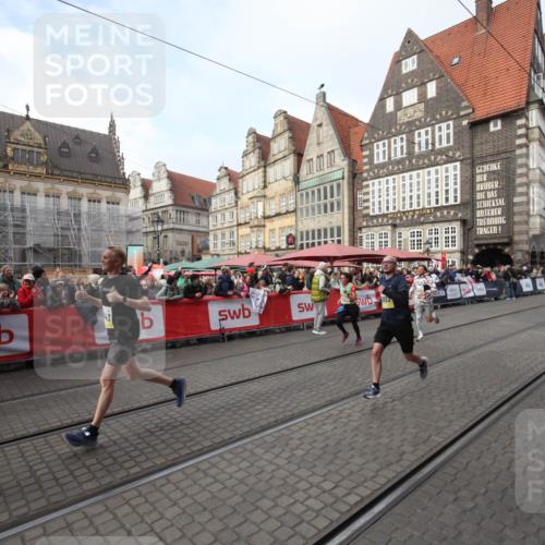05.10.2025 - 20. swb-Marathon Bremen Yannick Fuchs http://msf.ph/oto/9290576 05.10.2025 10:50:06 Ziel 9676, 9693, 9803, 10543, 10868, 11621 meine-sportfotos.de