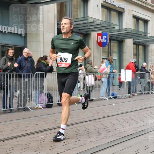 05.10.2025 - 20. swb-Marathon Bremen Strokosch-Dieckow http://msf.ph/oto/9290602 05.10.2025 12:36:56 Ziel 302, 909, 953, 302, 909, 953 meine-sportfotos.de