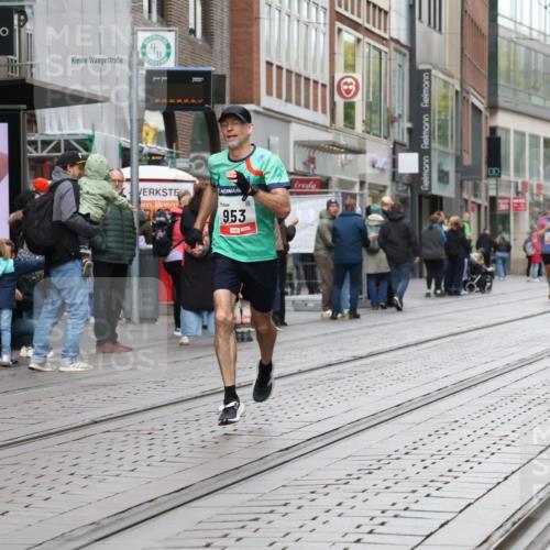 05.10.2025 - 20. swb-Marathon Bremen Strokosch-Dieckow http://msf.ph/oto/9290621 05.10.2025 12:36:59 Ziel 302, 909, 953, 1101, 302, 909, 953, 1101 meine-sportfotos.de