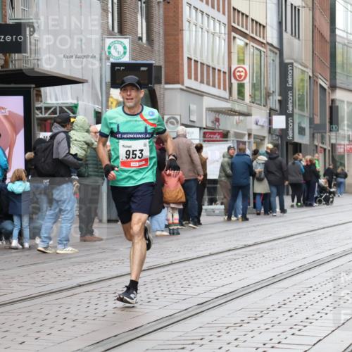 05.10.2025 - 20. swb-Marathon Bremen Strokosch-Dieckow http://msf.ph/oto/9290629 05.10.2025 12:37:00 Ziel 302, 953, 1101, 302, 953, 1101 meine-sportfotos.de
