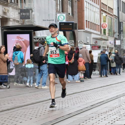 05.10.2025 - 20. swb-Marathon Bremen Strokosch-Dieckow http://msf.ph/oto/9290638 05.10.2025 12:37:00 Ziel 302, 953, 1101, 302, 953, 1101 meine-sportfotos.de
