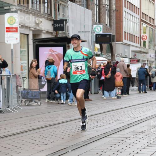 05.10.2025 - 20. swb-Marathon Bremen Strokosch-Dieckow http://msf.ph/oto/9290648 05.10.2025 12:37:00 Ziel 302, 953, 1101, 302, 953, 1101 meine-sportfotos.de
