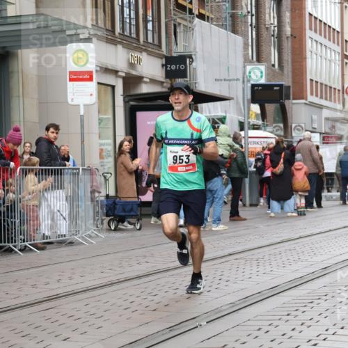 05.10.2025 - 20. swb-Marathon Bremen Strokosch-Dieckow http://msf.ph/oto/9290659 05.10.2025 12:37:01 Ziel 302, 953, 1101, 302, 953, 1101 meine-sportfotos.de