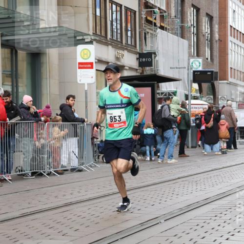 05.10.2025 - 20. swb-Marathon Bremen Strokosch-Dieckow http://msf.ph/oto/9290666 05.10.2025 12:37:01 Ziel 302, 953, 1101, 302, 953, 1101 meine-sportfotos.de