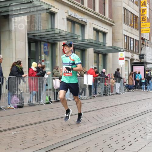 05.10.2025 - 20. swb-Marathon Bremen Strokosch-Dieckow http://msf.ph/oto/9290710 05.10.2025 12:37:02 Ziel 302, 953, 1101, 302, 953, 1101 meine-sportfotos.de