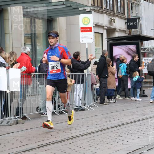 05.10.2025 - 20. swb-Marathon Bremen Strokosch-Dieckow http://msf.ph/oto/9290720 05.10.2025 12:37:11 Ziel 302, 1101, 302, 1101 meine-sportfotos.de