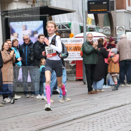 05.10.2025 - 20. swb-Marathon Bremen Strokosch-Dieckow http://msf.ph/oto/9290771 05.10.2025 12:37:14 Ziel 302, 1101, 302, 1101 meine-sportfotos.de