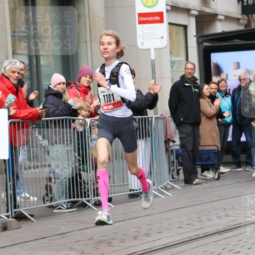 05.10.2025 - 20. swb-Marathon Bremen Strokosch-Dieckow http://msf.ph/oto/9290802 05.10.2025 12:37:15 Ziel 302, 1101, 302, 1101 meine-sportfotos.de