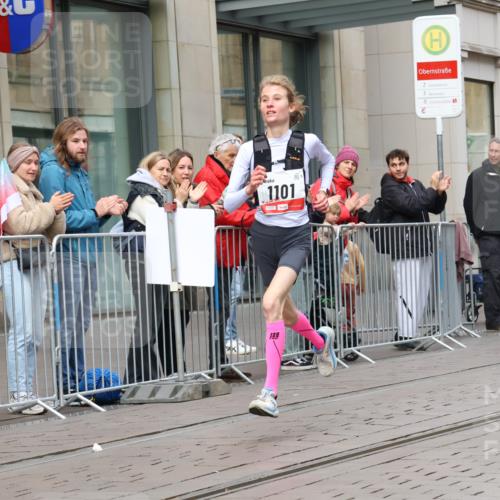 05.10.2025 - 20. swb-Marathon Bremen Strokosch-Dieckow http://msf.ph/oto/9290816 05.10.2025 12:37:15 Ziel 302, 1101, 302, 1101 meine-sportfotos.de