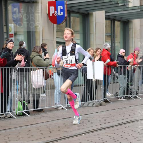 05.10.2025 - 20. swb-Marathon Bremen Strokosch-Dieckow http://msf.ph/oto/9290836 05.10.2025 12:37:16 Ziel 302, 1101, 302, 1101 meine-sportfotos.de