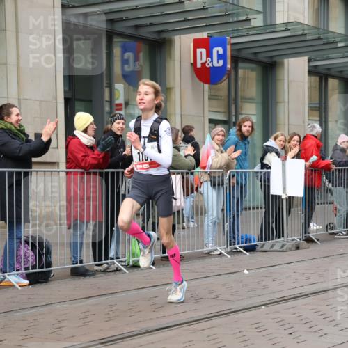 05.10.2025 - 20. swb-Marathon Bremen Strokosch-Dieckow http://msf.ph/oto/9290842 05.10.2025 12:37:16 Ziel 302, 1101, 302, 1101 meine-sportfotos.de