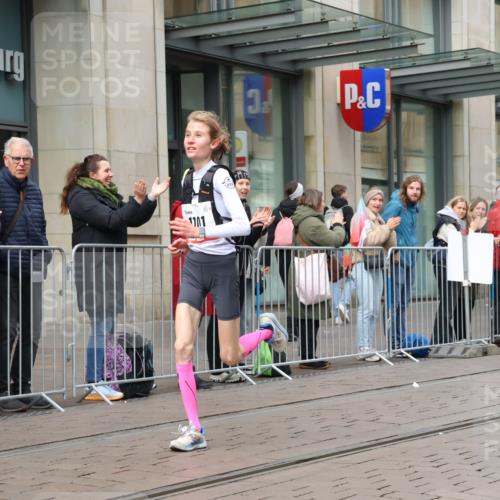 05.10.2025 - 20. swb-Marathon Bremen Strokosch-Dieckow http://msf.ph/oto/9290853 05.10.2025 12:37:17 Ziel 302, 1101, 302, 1101 meine-sportfotos.de
