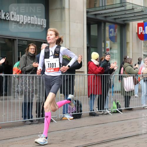 05.10.2025 - 20. swb-Marathon Bremen Strokosch-Dieckow http://msf.ph/oto/9290860 05.10.2025 12:37:17 Ziel 302, 1101, 302, 1101 meine-sportfotos.de