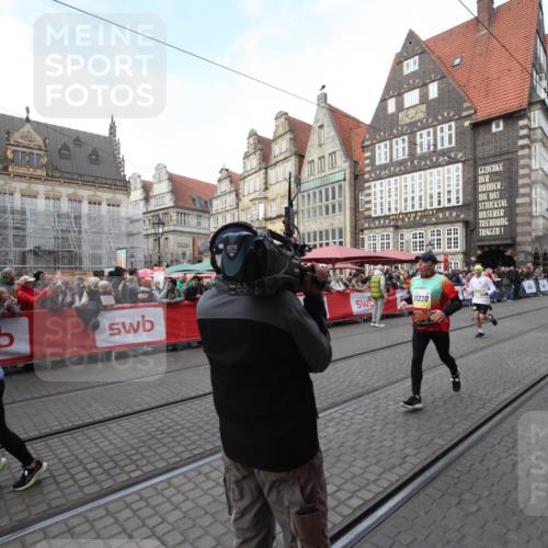 05.10.2025 - 20. swb-Marathon Bremen Yannick Fuchs http://msf.ph/oto/9290862 05.10.2025 10:50:58 Ziel 9399, 9966, 10029, 10227, 10534, 10698, 11220, 11311 meine-sportfotos.de