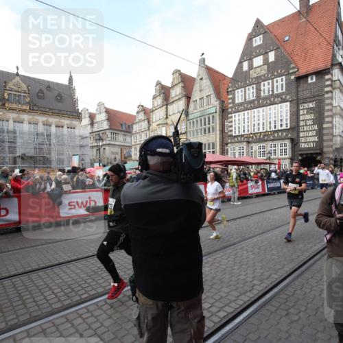 05.10.2025 - 20. swb-Marathon Bremen Yannick Fuchs http://msf.ph/oto/9290903 05.10.2025 10:51:02 Ziel 9199, 9630, 9663, 10029, 10227, 10254, 10534, 10698, 10743, 11061 meine-sportfotos.de