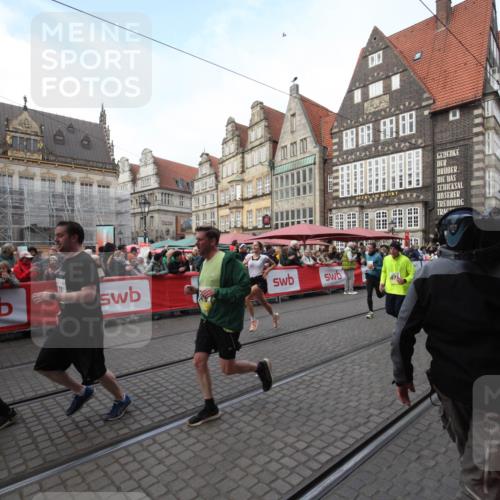 05.10.2025 - 20. swb-Marathon Bremen Yannick Fuchs http://msf.ph/oto/9290957 05.10.2025 10:51:09 Ziel 9256, 9287, 9416, 9425, 9894, 10206, 10226, 10378, 10669, 10932, 11279, 11391, 11573 meine-sportfotos.de
