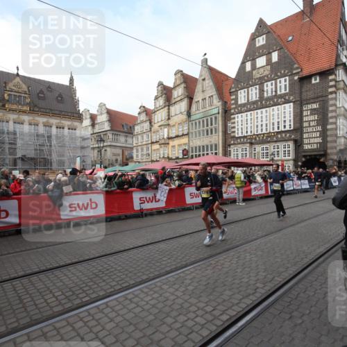 05.10.2025 - 20. swb-Marathon Bremen Yannick Fuchs http://msf.ph/oto/9290980 05.10.2025 10:51:18 Ziel 9906, 10215, 10222, 10432 meine-sportfotos.de