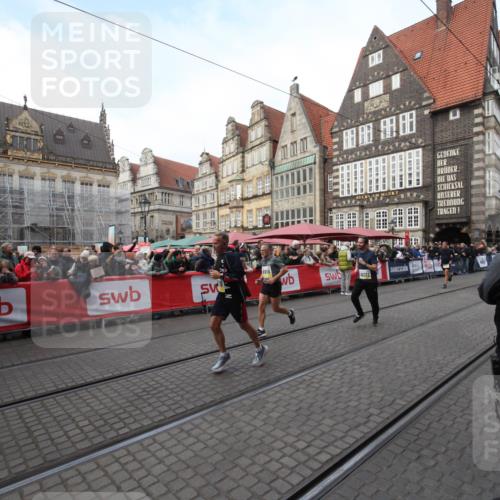 05.10.2025 - 20. swb-Marathon Bremen Yannick Fuchs http://msf.ph/oto/9290984 05.10.2025 10:51:19 Ziel 9906, 10215, 10222, 10432 meine-sportfotos.de