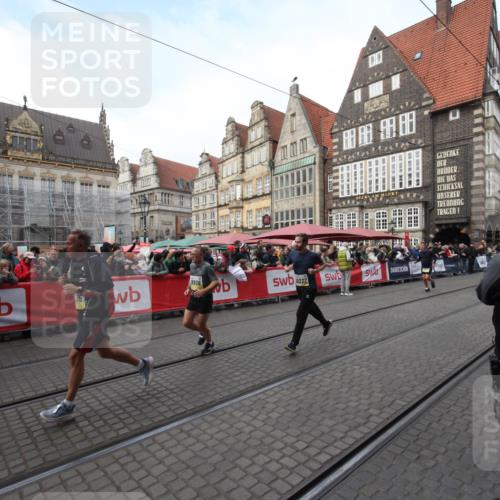 05.10.2025 - 20. swb-Marathon Bremen Yannick Fuchs http://msf.ph/oto/9290989 05.10.2025 10:51:19 Ziel 9906, 10215, 10222, 10432 meine-sportfotos.de