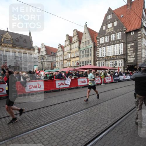 05.10.2025 - 20. swb-Marathon Bremen Yannick Fuchs http://msf.ph/oto/9290999 05.10.2025 10:51:29 Ziel 10321, 10376, 10556, 11177 meine-sportfotos.de