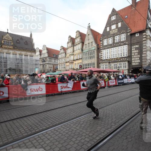 05.10.2025 - 20. swb-Marathon Bremen Yannick Fuchs http://msf.ph/oto/9291006 05.10.2025 10:51:32 Ziel 10321, 11177 meine-sportfotos.de