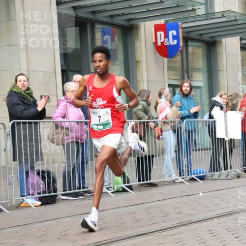 05.10.2025 - 20. swb-Marathon Bremen Strokosch-Dieckow http://msf.ph/oto/9291051 05.10.2025 12:38:28 Ziel 7, 117, 158, 1351, 7, 117, 158, 1351 meine-sportfotos.de
