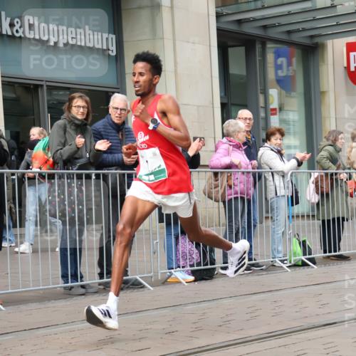 05.10.2025 - 20. swb-Marathon Bremen Strokosch-Dieckow http://msf.ph/oto/9291060 05.10.2025 12:38:29 Ziel 117, 158, 1351, 117, 158, 1351 meine-sportfotos.de