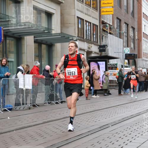 05.10.2025 - 20. swb-Marathon Bremen Strokosch-Dieckow http://msf.ph/oto/9291082 05.10.2025 12:38:33 Ziel 117, 158, 1351, 117, 158, 1351 meine-sportfotos.de