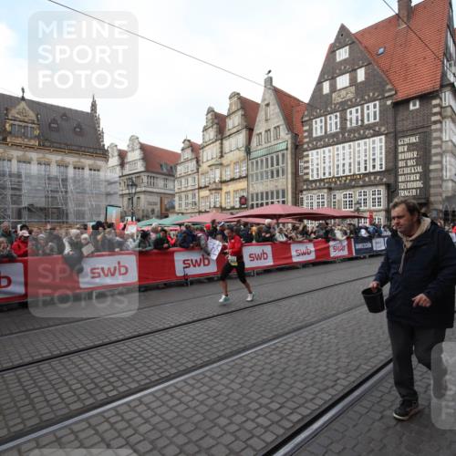 05.10.2025 - 20. swb-Marathon Bremen Yannick Fuchs http://msf.ph/oto/9291129 05.10.2025 10:52:08 Ziel 9939, 10977, 11273 meine-sportfotos.de