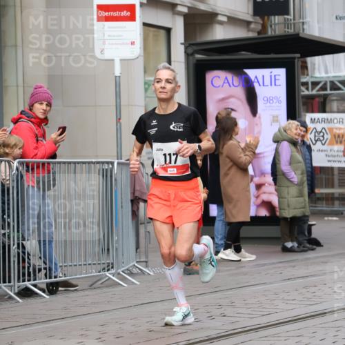 05.10.2025 - 20. swb-Marathon Bremen Strokosch-Dieckow http://msf.ph/oto/9291131 05.10.2025 12:38:35 Ziel 117, 158, 1351, 117, 158, 1351 meine-sportfotos.de