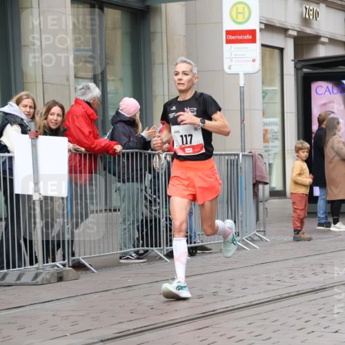 05.10.2025 - 20. swb-Marathon Bremen Strokosch-Dieckow http://msf.ph/oto/9291151 05.10.2025 12:38:36 Ziel 117, 158, 117, 158 meine-sportfotos.de