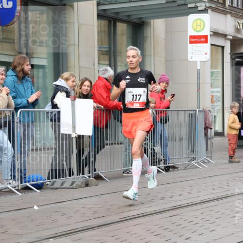 05.10.2025 - 20. swb-Marathon Bremen Strokosch-Dieckow http://msf.ph/oto/9291160 05.10.2025 12:38:36 Ziel 117, 158, 117, 158 meine-sportfotos.de