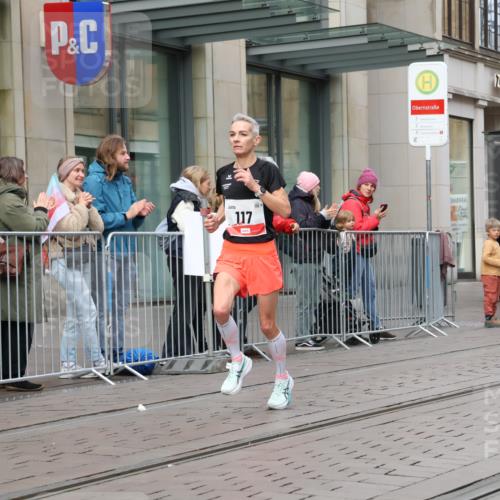 05.10.2025 - 20. swb-Marathon Bremen Strokosch-Dieckow http://msf.ph/oto/9291171 05.10.2025 12:38:36 Ziel 117, 158, 117, 158 meine-sportfotos.de