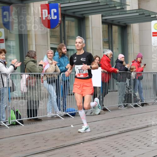 05.10.2025 - 20. swb-Marathon Bremen Strokosch-Dieckow http://msf.ph/oto/9291183 05.10.2025 12:38:37 Ziel 117, 158, 117, 158 meine-sportfotos.de
