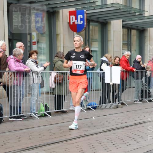 05.10.2025 - 20. swb-Marathon Bremen Strokosch-Dieckow http://msf.ph/oto/9291193 05.10.2025 12:38:37 Ziel 117, 158, 117, 158 meine-sportfotos.de