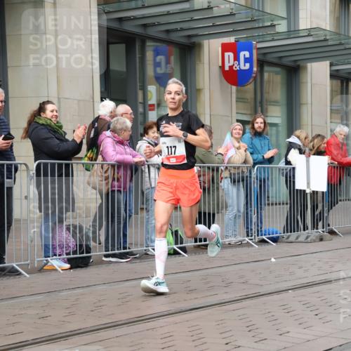 05.10.2025 - 20. swb-Marathon Bremen Strokosch-Dieckow http://msf.ph/oto/9291204 05.10.2025 12:38:37 Ziel 117, 158, 117, 158 meine-sportfotos.de