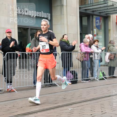 05.10.2025 - 20. swb-Marathon Bremen Strokosch-Dieckow http://msf.ph/oto/9291224 05.10.2025 12:38:38 Ziel 117, 158, 117, 158 meine-sportfotos.de