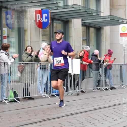 05.10.2025 - 20. swb-Marathon Bremen Strokosch-Dieckow http://msf.ph/oto/9291259 05.10.2025 12:38:41 Ziel 117, 158, 117, 158 meine-sportfotos.de