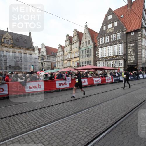 05.10.2025 - 20. swb-Marathon Bremen Yannick Fuchs http://msf.ph/oto/9291269 05.10.2025 10:52:43 Ziel 9209, 9517, 10548 meine-sportfotos.de