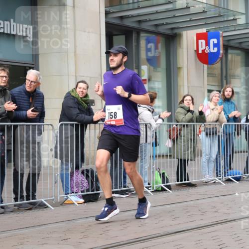 05.10.2025 - 20. swb-Marathon Bremen Strokosch-Dieckow http://msf.ph/oto/9291287 05.10.2025 12:38:42 Ziel 117, 158, 117, 158 meine-sportfotos.de