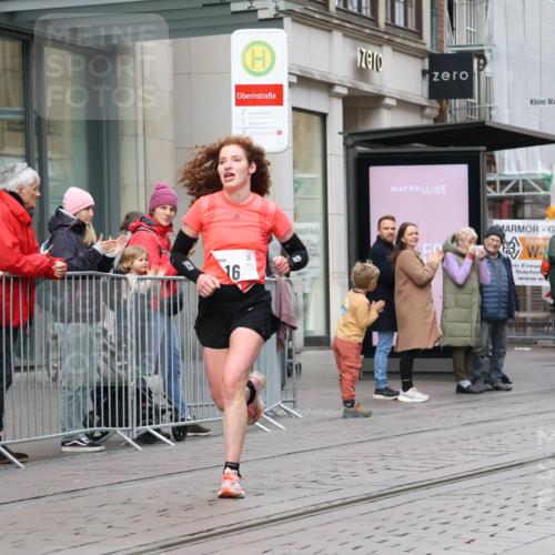 05.10.2025 - 20. swb-Marathon Bremen Strokosch-Dieckow http://msf.ph/oto/9291320 05.10.2025 12:39:02 Ziel 16, 16 meine-sportfotos.de