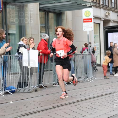05.10.2025 - 20. swb-Marathon Bremen Strokosch-Dieckow http://msf.ph/oto/9291332 05.10.2025 12:39:03 Ziel 16, 16 meine-sportfotos.de