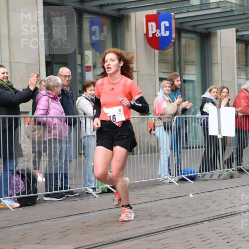 05.10.2025 - 20. swb-Marathon Bremen Strokosch-Dieckow http://msf.ph/oto/9291364 05.10.2025 12:39:04 Ziel 16, 16 meine-sportfotos.de