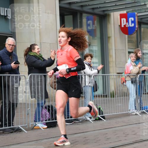 05.10.2025 - 20. swb-Marathon Bremen Strokosch-Dieckow http://msf.ph/oto/9291373 05.10.2025 12:39:04 Ziel 16, 16 meine-sportfotos.de