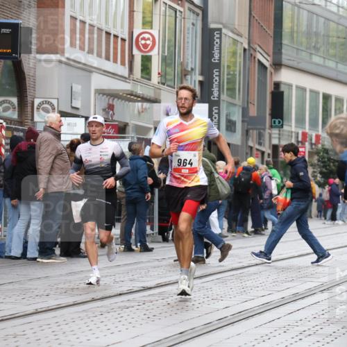 05.10.2025 - 20. swb-Marathon Bremen Strokosch-Dieckow http://msf.ph/oto/9291381 05.10.2025 12:39:36 Ziel 964, 1528, 964, 1528 meine-sportfotos.de
