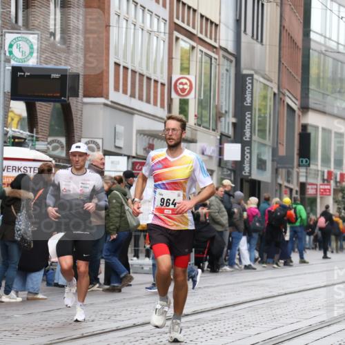 05.10.2025 - 20. swb-Marathon Bremen Strokosch-Dieckow http://msf.ph/oto/9291393 05.10.2025 12:39:37 Ziel 964, 1528, 964, 1528 meine-sportfotos.de